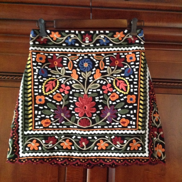 SOLD!!!!  ZARA EMBROIDERED MINI SKIRT SIZE SMALL - Picture 4 of 6